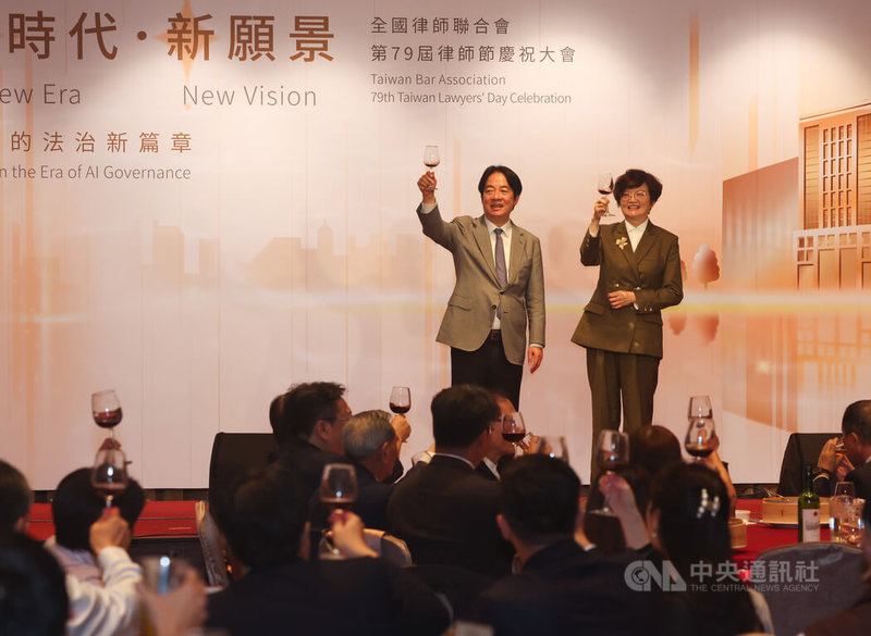 總統賴清德(後左)5日晚間在台北國際會議中心出席「全國律師聯合會第79屆律師節慶祝大會」,與全律會理事長李玲玲(後右)一同向與會者舉杯致意。中央社記者張新偉攝 115年9月5日