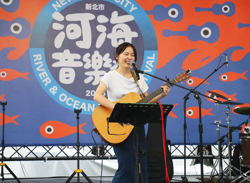2026新北市河海音樂季5日在新北大都會公園登場,歌手趙廣絜KJ(圖)以兼具鬆弛感與情感張力的獨特聲線帶來現場演出,與民眾同樂。(新北市觀光旅遊局提供)中央社記者黃旭昇傳真 115年9月5日