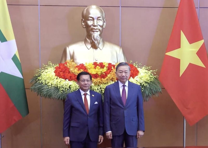 緬甸軍方支持的政府領導人敏昂萊（左）以緬甸總統身分4日中午抵達越南，進行為期3天的訪問。敏昂萊5日與越南共產黨總書記蘇林會面，強調深化各方面合作，氣氛友好。（越南政府提供）中央社記者曾婷瑄河內傳真　115年9月5日
