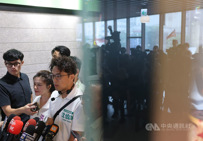 民進黨台北市長參選人沈伯洋（前右）5日上午前往台北南門市場掃街拜票，活動前接受媒體聯訪，針對台北市長蔣萬安日前表示有勾選參加公辦辯論，沈伯洋回應希望能夠互相詰問、能追問，也能讓市民提問。中央社記者趙世勳攝 115年9月5日