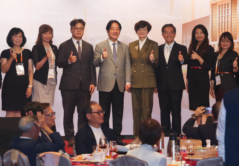 總統賴清德(左4)5日晚間應邀出席「全國律師聯合會第79屆律師節慶祝大會」,與全律會理事長李玲玲(右4)及與會來賓比讚合影。中央社記者張新偉攝 115年9月5日
