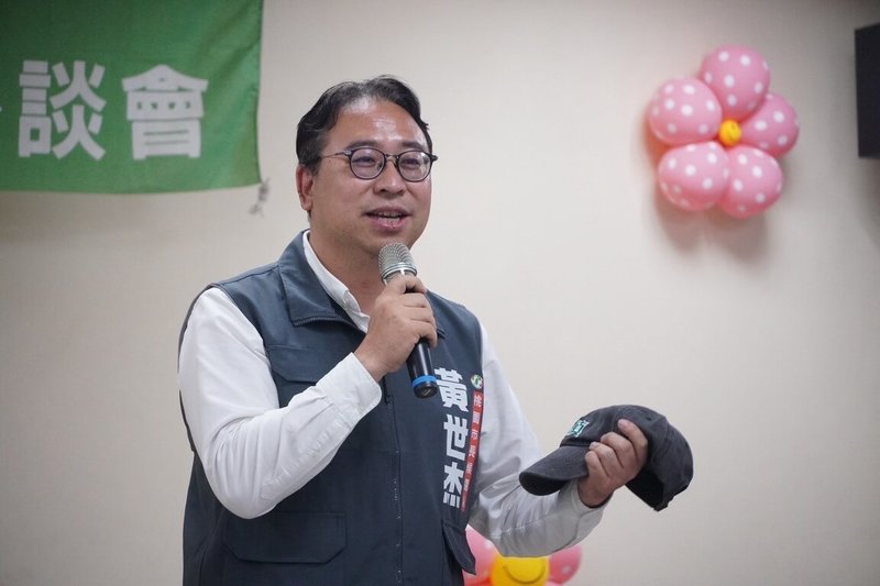 民主進步黨桃園市長參選人黃世杰（圖）說，每天行程滿檔，能留給自己的時間相對零散，常靠搭車時間看網路小說紓壓。圖為黃世杰出席政見說明會。（黃世杰團隊提供）中央社記者葉臻傳真　115年9月5日