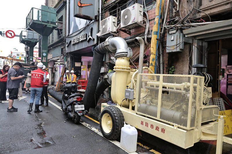 基隆市4日因強降雨一度造成市區淹水，近日又適逢大潮，低窪地區面臨雨後排水及海水回湧雙重壓力。基隆市府5日預先在容易發生水患的愛四路夜市商圈，派駐大型抽水機待命。（基隆市政府提供）中央社記者沈如峰傳真　115年9月5日