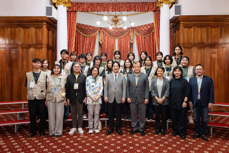 總統賴清德(前排中)5日晚間前往台北賓館出席「2026藝文聯誼茶會」。(總統府提供)中央社記者葉素萍傳真 115年9月5日