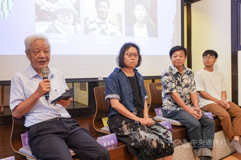 國立台灣文學館5日舉辦「島嶼有聲．母語筆跡－2026台灣文學獎創作本事系列講座」，由台語文學創作獎評審林淇瀁（左起）主持，台語新詩獎得主黃鈺婷、台語散文獎得主張政愉及台語小說獎得主陳柏鈞分享創作心路歷程。中央社記者鄭清元攝　115年9月5日