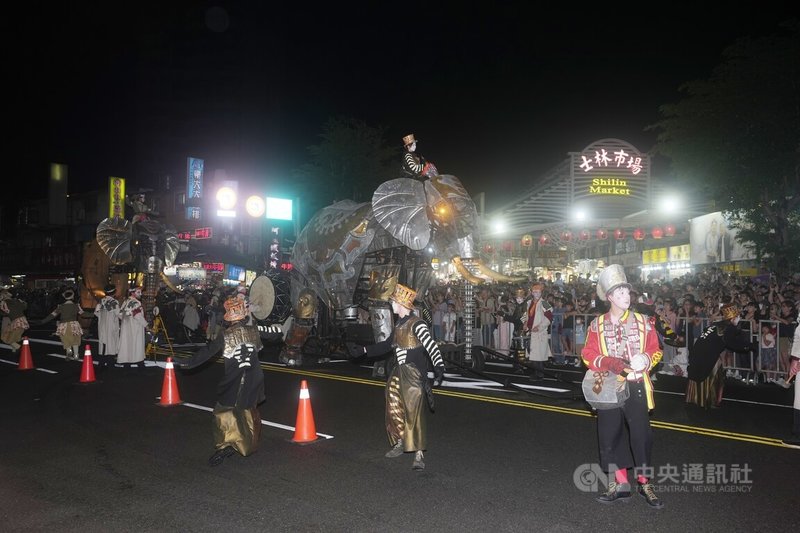 由法國街頭藝術代表團隊奧波西托劇團（Compagnie Oposito）打造的重磅戶外展演「大象來了」登陸台灣，3頭巨型機械大象5日晚間在樂隊簇擁下走入台北士林街頭，為2026台北藝術節開啟序幕。中央社記者徐肇昌攝　115年9月5日
