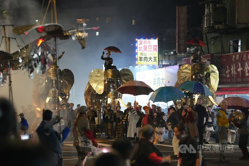 由法國街頭藝術代表團隊奧波西托劇團打造的經典作品「大象來了」在台北士林街頭熱鬧登場，為2026台北藝術節開啟序幕。中央社記者徐肇昌攝　115年9月5日