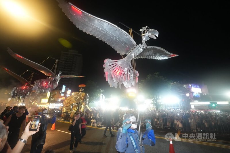 金屬鳳凰隊列、錫兵樂隊與巨型機械大象裝置一同穿過基河路，吸引群眾圍觀。中央社記者徐肇昌攝　115年9月5日
