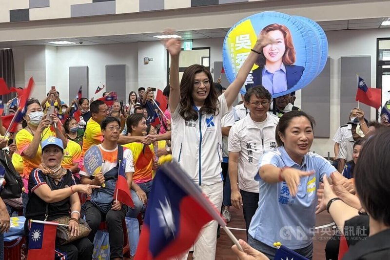 國民黨台東縣長參選人吳秀華（前右）5日成立社團後援會，黨主席鄭麗文（中舉雙手者）到場力挺，高喊一棒接一棒、團結守住台東等口號。中央社記者盧太城攝　115年9月5日