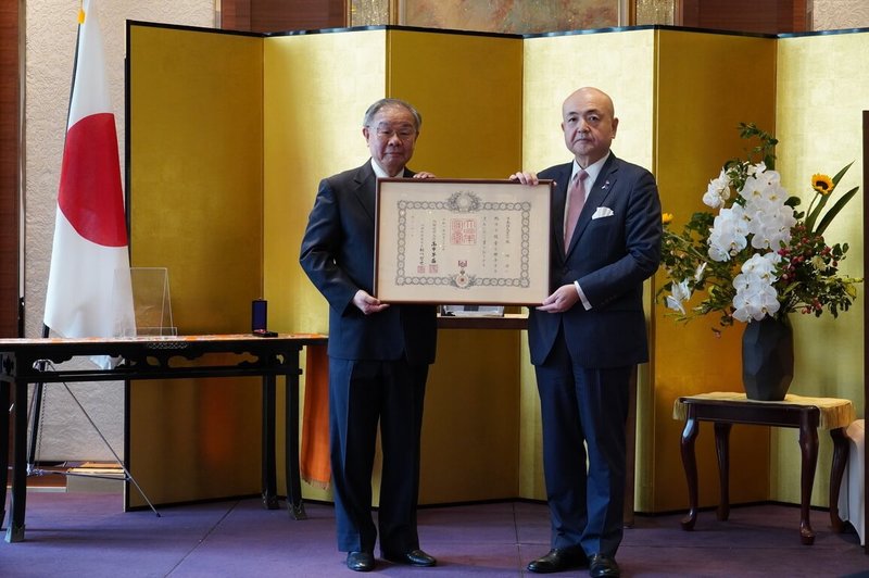 書法家張炳煌因長期促進台日文化交流,獲日本政府頒授旭日小綬章,由日本台灣交流協會代表片山和之在台北代為頒發。(張炳煌提供)中央社記者戴雅真東京傳真 115年9月5日