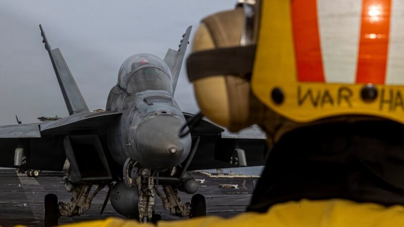 美國對伊朗發動史詩怒火行動期間，一架F/A-18F超級大黃蜂戰機從林肯號甲板起飛。（U.S. Navy/Handout via 路透社）