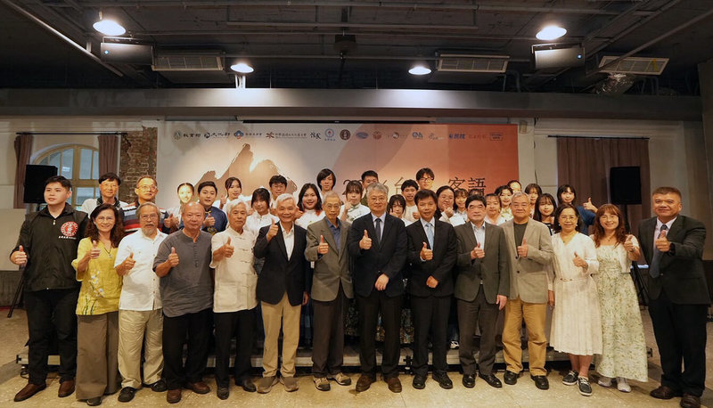 「2026蔣渭水台語．客語青年漢詩吟唱賽」總決賽暨頒獎典禮5日在台北舉行，得獎者及現場與會來賓會後合影留念。（蔣渭水文化基金會提供）中央社記者邱祖胤傳真　115年9月5日