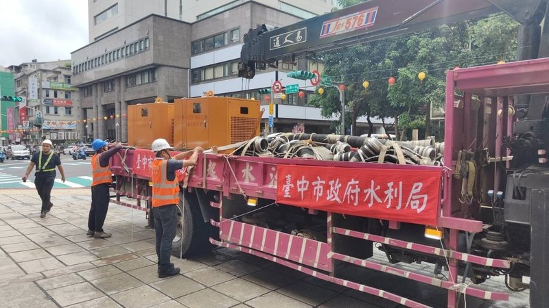 基隆市4日受強降雨影響，部分地區一度積淹水。由於近期天候仍不穩定，台中市長盧秀燕指示台中市政府調度3台移動式抽水機，並於5日運抵基隆，協助基隆做好後續防汛及積淹水應變工作。（基隆市政府提供）中央社記者沈如峰基隆傳真  115年9月5日