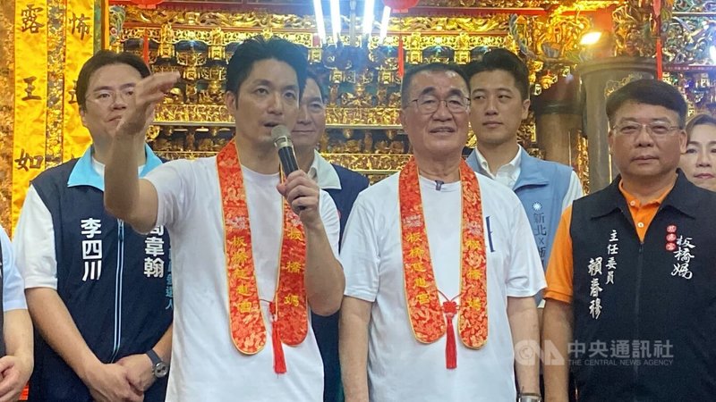 中國國民黨新北市長參選人李四川(前右2)5日與台北市長蔣萬安(前左2)一起在板橋區慈惠宮參香祈福,致詞時,李四川許諾接棒市長侯友宜政績,蔣萬安盼望雙雙當選創造共榮。中央社記者黃旭昇攝 115年9月5日