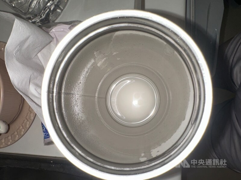 新北淡水一名女大學生在藥局打工，日前以私人水壺飲水時，發現味道苦澀且呈白色混濁，隨即頭暈、意識模糊，懷疑被下藥。警方在水中驗出管制藥品成分。（翻攝畫面）