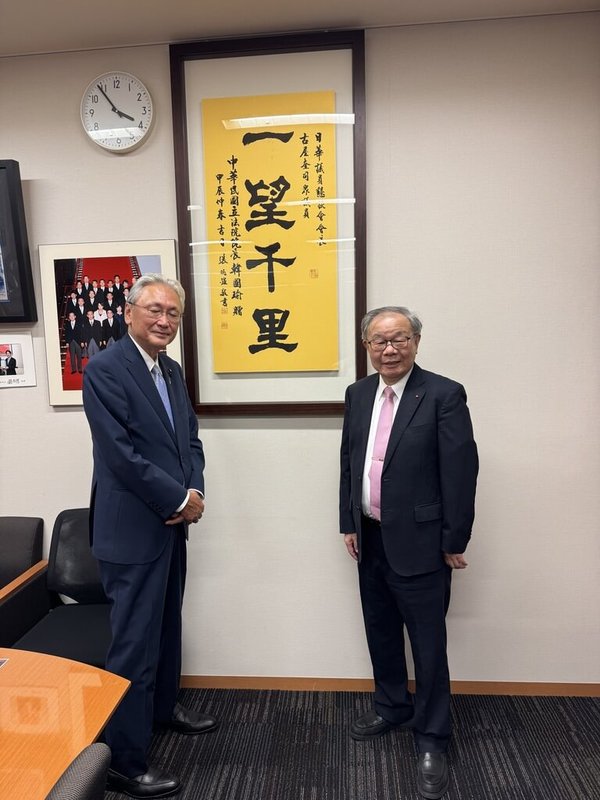 日本台灣友好議員聯盟會長古屋圭司請張炳煌書寫「一望千里」,並把作品掛在座位正前方。張炳煌前往拜訪時,古屋還特別指著作品告訴他,「你看,我每天坐在這裡,一抬頭就看得到」。(張炳煌提供)中央社記者戴雅真東京傳真 115年9月5日