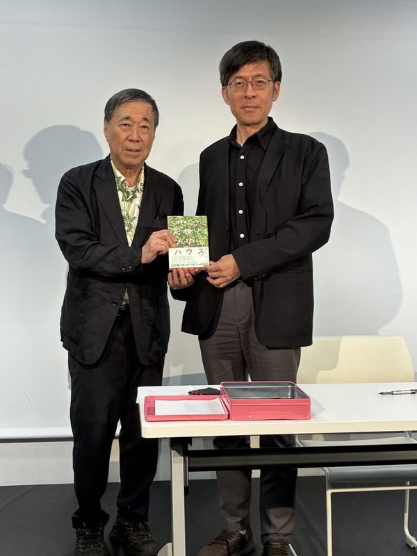 台灣作家何致和長篇小說「花街樹屋」日譯本日前由日本小學館出版。文化部駐日台灣文化中心5日邀請何致和與日本重量級文藝評論家川本三郎以「漫步未曾見過的台北」為題展開對談。何致和(右)與川本三郎手持「花街樹屋」日譯本合影。(台灣文化中心提供)中央社記者戴雅真東京傳真 115年9月5日