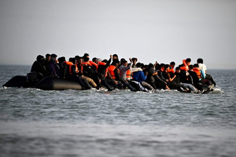 一群移民5月準備離開法國北部海岸，試圖穿越英吉利海峽前往英國。（路透社）