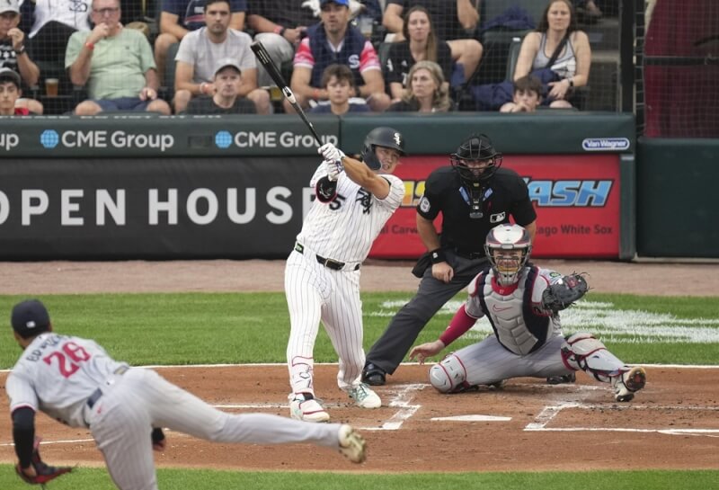 芝加哥白襪隊重砲手村上宗隆5日擊出2分砲,成為第一個在MLB菜鳥賽季就繳出單季30轟的日本選手。(共同社)