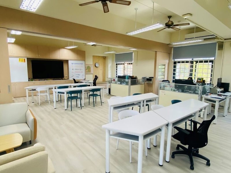 苗栗縣大埔國小透過教育部國教署經費補助，完成資源班教室環境全面優化升級，將教室劃分為教學、閱讀、晤談與休息等分區，並配置大尺寸數位觸控螢幕與木質收納系統。（國教署提供）中央社記者許秩維傳真　115年9月6日
