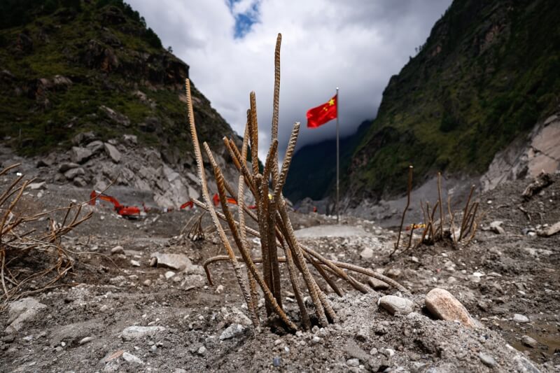中國邊境吉隆口岸受土石流重創，原有海關大樓完全消失，圖為殘留鋼筋裸露在外。（Tingshu Wang/Pool Photo via 美聯社）