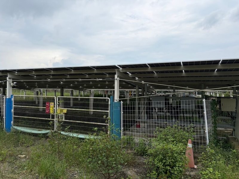 高雄市旗山區一處地面型太陽光電場4日遭人竊走20組電線，財物損失約新台幣5萬多元；警方獲報後成立專案小組蒐集相關事證，目前已鎖定特定對象，持續追查並查緝涉案人員到案。（高雄市警察局旗山分局提供）中央社記者張已亷傳真　115年9月6日