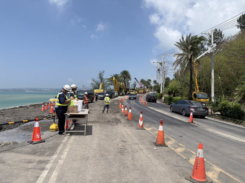 台26線石牛溪段路基塌陷，公路局與相關單位協調施工順序及研商加快搶通方案，可望於16日提前搶修完成，恢復4車道通行。（公路局南區養護工程分局提供）中央社記者李卉婷傳真　115年9月6日