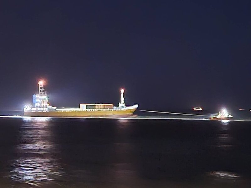 往來嘉義布袋與澎湖的「海勝1號」貨輪擱淺在布袋商港外，6日清晨漲潮後，由民間拖船嘗試拖帶，成功脫困，人船均安。（海巡署提供）中央社記者蔡智明傳真　115年9月6日