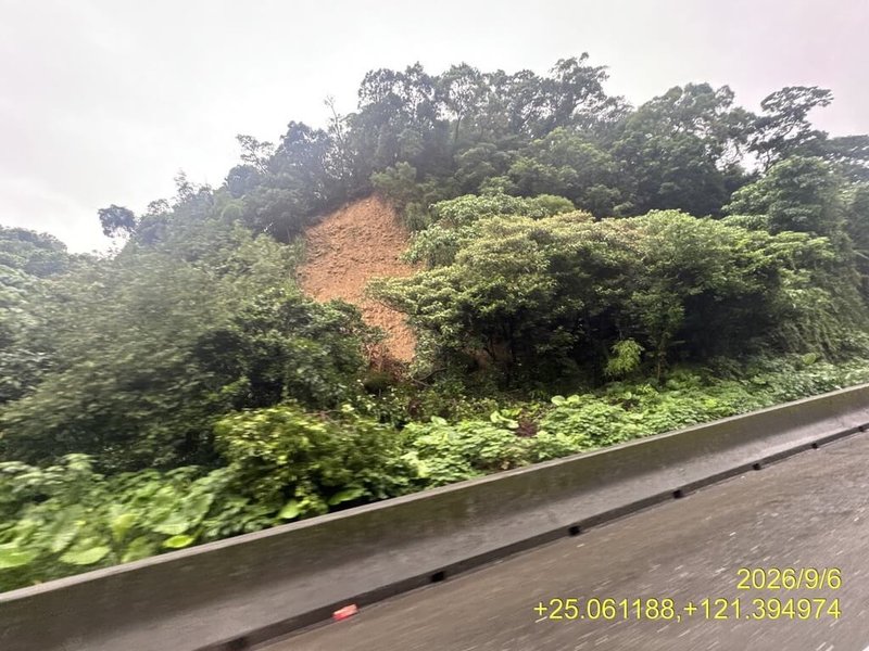 國道1號北上泰山路段38公里處6日發生邊坡土石滑落事件，交通部高速公路局初判未影響行車安全，派員持續警戒監看中。（高公局提供）中央社記者王鴻國傳真　115年9月6日