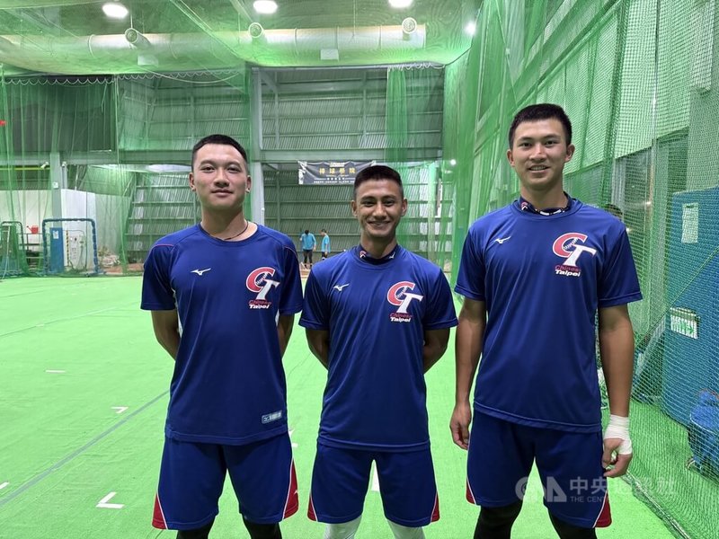 亞洲青棒錦標賽將於7日開打，台灣隊陣中3名中職富邦悍將新秀陳柏凱（右起）、帕蘇拉．塔基斯利尼安與全永樂建立好交情，有望先發連線。圖為台灣隊5日練球畫面。中央社記者謝靜雯攝　115年9月6日
