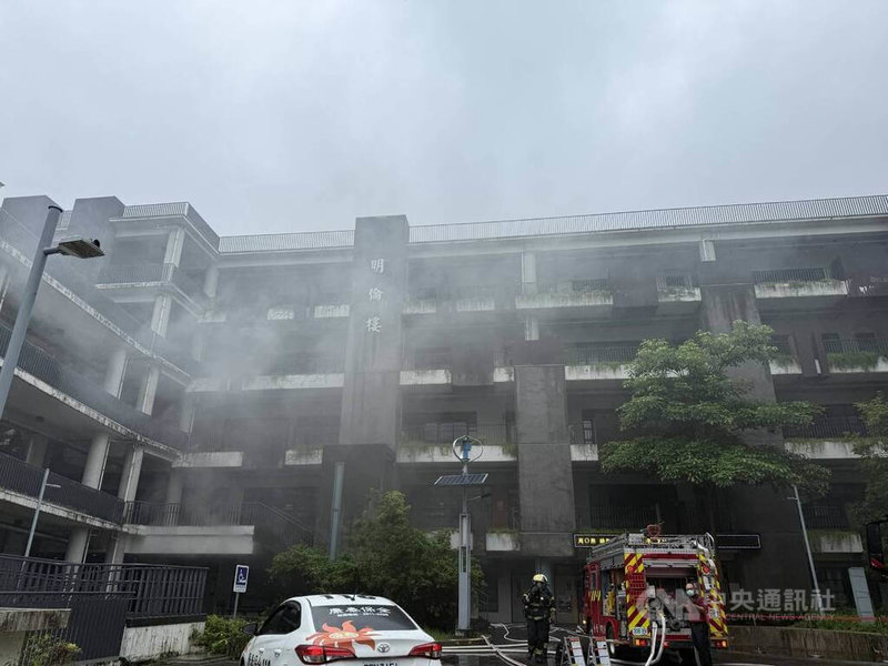 台北市明倫高中6日發生火警，火勢約半小時內撲滅，燒毀機房設備及管道空間，幸無人傷，確切事發原因待釐清。（翻攝照片）中央社記者黃麗芸傳真　115年9月6日