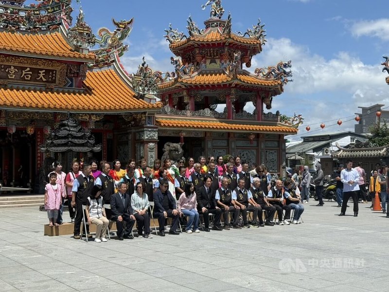 總統賴清德(前左6)6日到台東天后宮參香祈福,近期南部、東部雨量驚人,希望媽祖保佑台灣四時無災、各行各業大賺錢。圖為賴總統與出席人員合影。中央社記者盧太城攝 115年9月6日