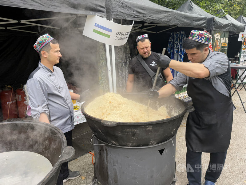 「維爾紐斯是我的城市」活動現場有來自泰國、越南、菲律賓、烏茲別克、德國、土耳其及義大利等國家攤位,製作販售當地代表美食。圖為烏茲別克的抓飯料理。中央社記者游堯茹維爾紐斯攝 115年9月6日