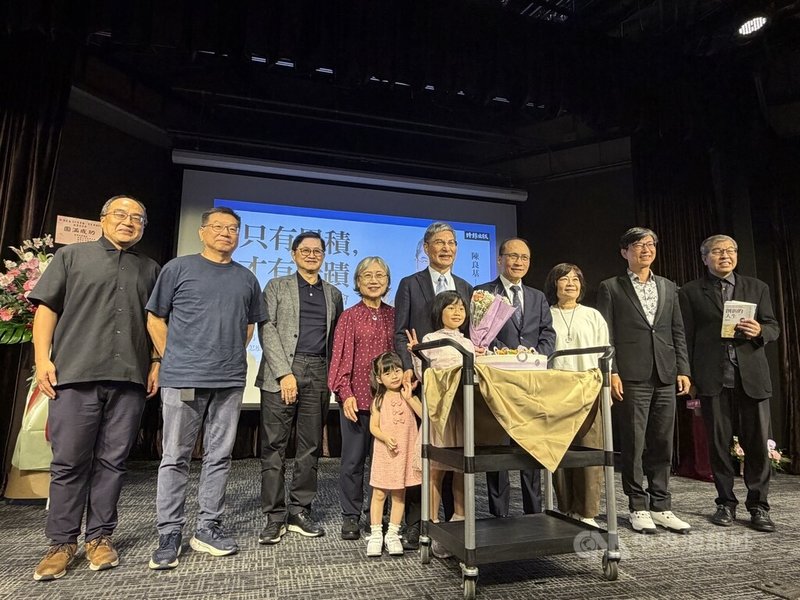 前科技部長陳良基（中）6日舉辦新書「只有累積，才有奇蹟」分享會，前行政院長林全（右4）、和碩董事長童子賢（左3）等人到場與會。中央社記者謝怡璇攝　115年9月6日