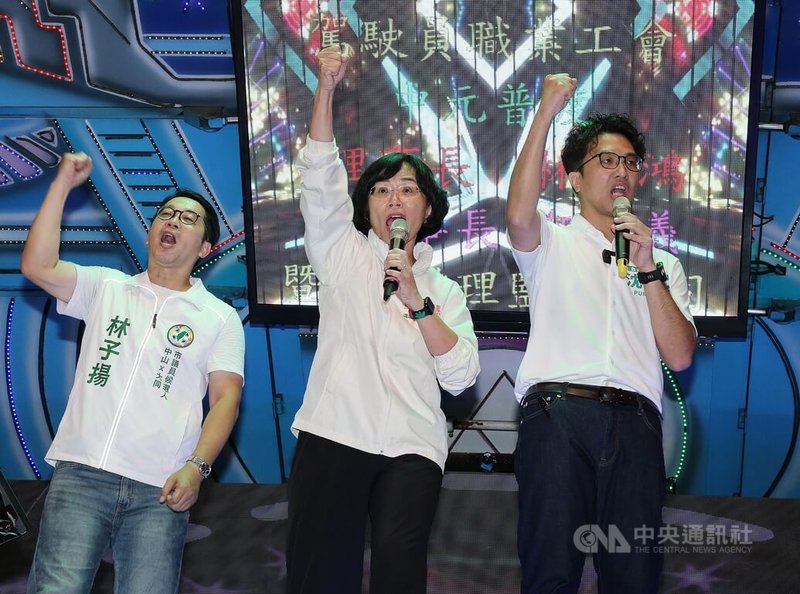 民進黨台北市長參選人沈伯洋(右)與民進黨新北市長參選人蘇巧慧(中)6日出席計程車工會普渡晚會,2人同台高歌爭取司機們的支持。中央社記者郭日曉攝 115年9月6日