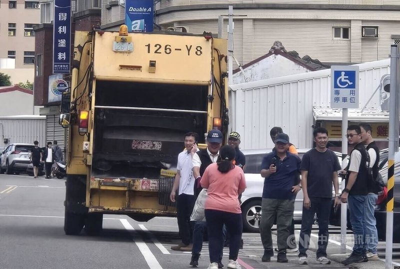 澎湖馬公市試辦「週日定時定點垃圾清運」，6日起在市區4處據點清運，每處停留時間20分，試辦首日民眾反應良好。中央社　115年9月6日
