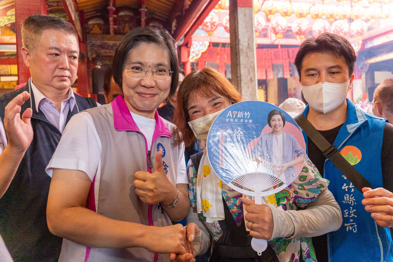 針對新竹縣選舉藍白合破局，國民黨新竹縣長參選人徐欣瑩辦公室發言人徐維遠6日表示，尊重各政黨機制，但徐欣瑩希望藍白合作目標不變，2026贏得勝選、2028下架民進黨，相信這也是藍白共同目標，將努力加倍、促成在野團結。圖為徐欣瑩（左2）走訪地方宮廟爭取支持。（徐欣瑩團隊提供）中央社記者郭宣彣傳真　115年9月6日