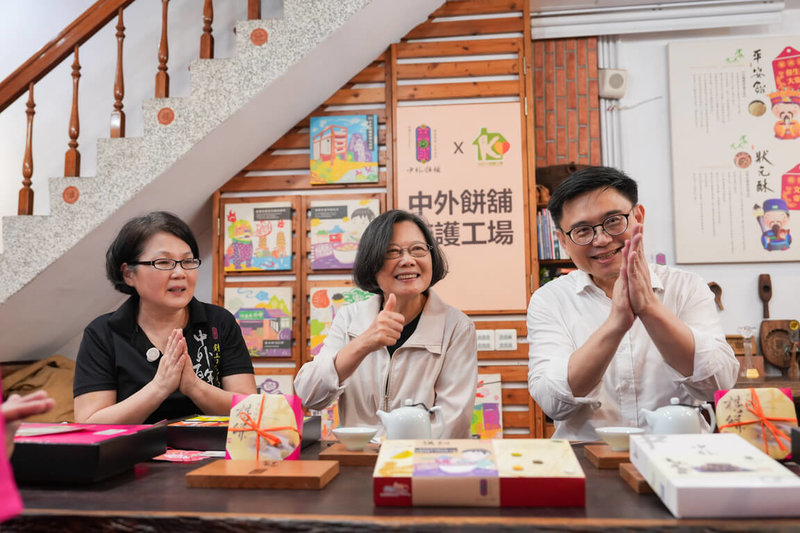 中秋節前夕,前總統蔡英文(中)6日與民進黨高雄市長參選人賴瑞隆(右)到左營區庇護工場「中外餅舖」,體驗製作、包裝過程,也關心公益採購受影響狀況。(賴瑞隆辦公室提供)中央社記者蔡孟妤傳真 115年9月6日