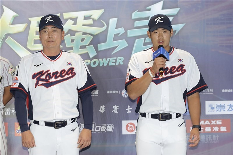 亞洲U18青棒錦標賽賽前記者會6日在台北舉行，韓國隊總教練鄭狁鎮（左）、選手嚴竣相（右）出席分享目標，希望選手不要受傷並全力以赴。中央社記者翁睿坤攝　115年9月6日