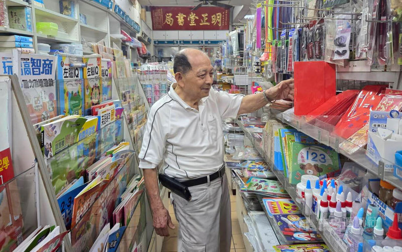 開業一甲子的嘉義縣梅山鄉明正堂書局將熄燈，86歲老闆張耿瑜（圖）6日說，因一起打拚的妻子離世，子女皆在外地事業有成，萌生退休念頭，預告書局將開到今年底。中央社記者蔡智明攝　115年9月6日
