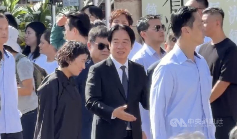 前總統府資政、前立法院副院長饒穎奇日前辭世，享耆壽93歲，6日上午在台東市立殯儀館舉行告別式，總統賴清德（前中）出席，並親自頒發褒揚令。中央社記者盧太城攝　115年9月6日