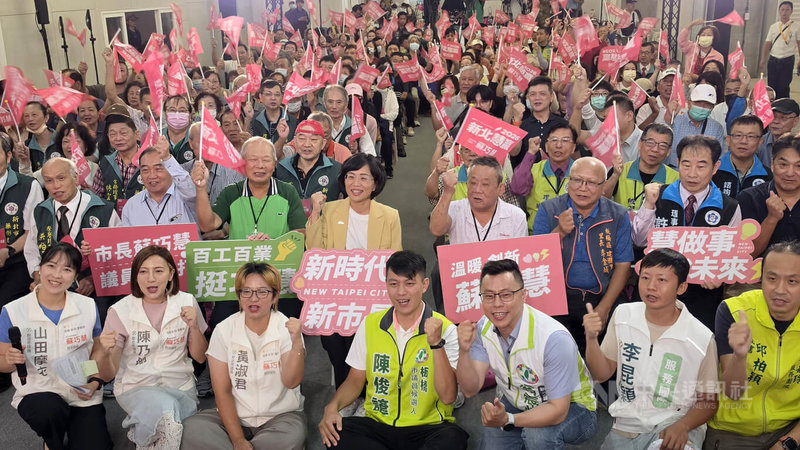 民進黨新北市長參選人蘇巧慧（2排左4）6日成立「新北四大藥業後援會」，場面熱烈。蘇巧慧說，未來將努力建立藥品即時調度機制、藥局專案補助，以及山海城鎮醫事人員加給等。中央社記者王鴻國攝　115年9月6日