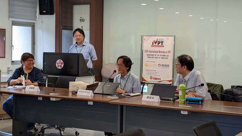 成功大學越南研究中心9月初集結越、台、日本學者,舉辦國際越南語認證國際工作坊,陳理揚(左1)、呂越雄(後)與成大教授蔣為文(右1)共同努力。(蔣為文提供)中央社記者曾婷瑄河內傳真 115年9月6日