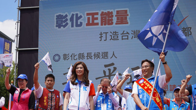 國民黨彰化縣長參選人魏平政（前右）6日上午在彰化市舉辦競選總部成立大會，黨主席鄭麗文（左3）出席並稱讚魏平政；魏平政會中也揮舞黨旗，為自己加油打氣。中央社記者吳哲豪彰化攝　115年9月6日