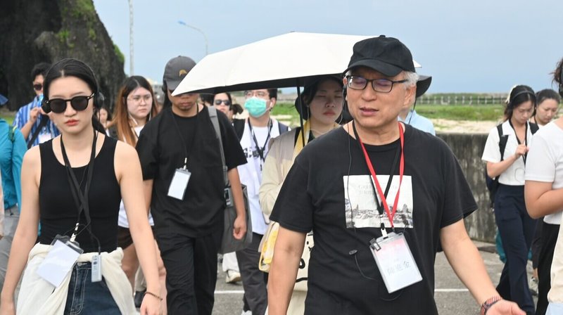 國家人權博物館4日至6日在白色恐怖綠島紀念園區舉辦第15屆青年人權體驗營「重回小島1949-1992：記憶救援行動」，東華大學歷史系教授陳進金（前右）帶領學員走訪流麻溝、十三中隊、燕子洞等歷史現場。（人權館提供）中央社記者王寶兒傳真　115年9月6日