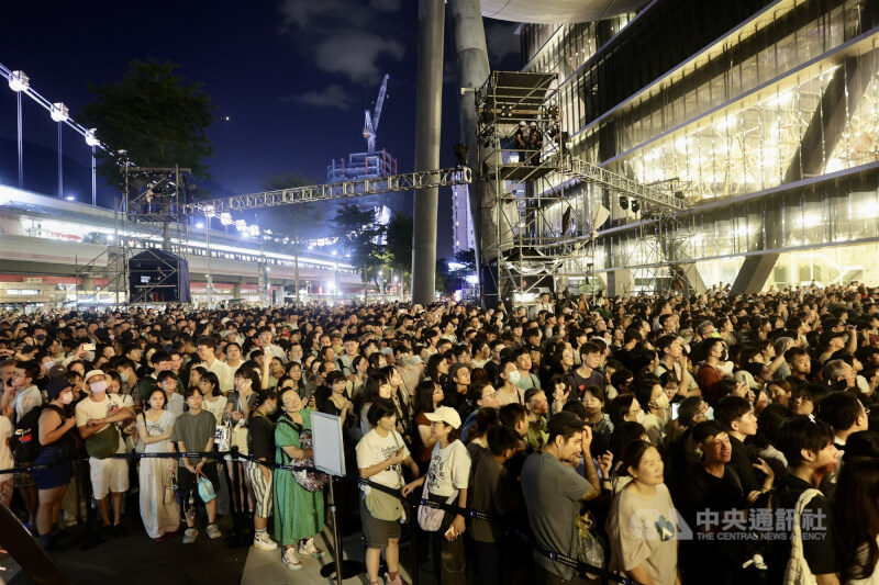 「大象來了」主舞台前擠滿人潮,盛況空前。中央社記者裴禛攝 115年9月5日