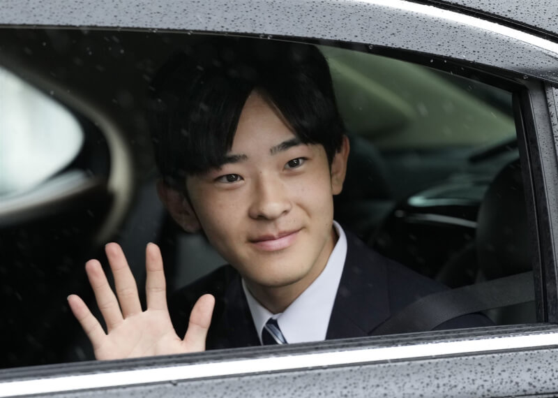 悠仁親王6日20歲成年，圖為他上午進皇居向天皇及皇后致意。（共同社）