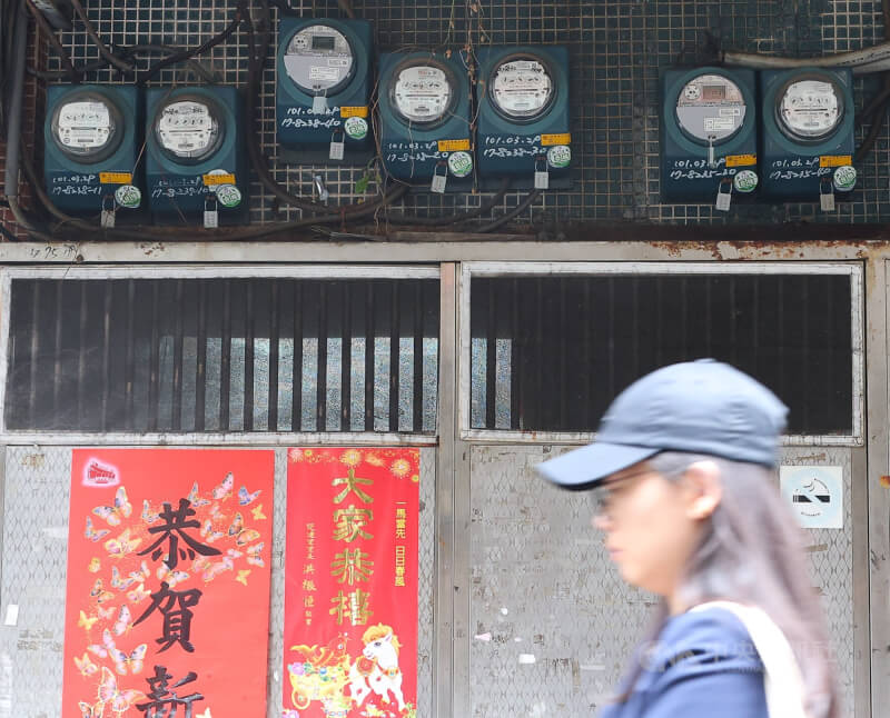 政府內部考量追加預算撥補台電新台幣711億元，有望支撐電價凍漲。圖為台北市一處公寓門口電表。（中央社檔案照片）