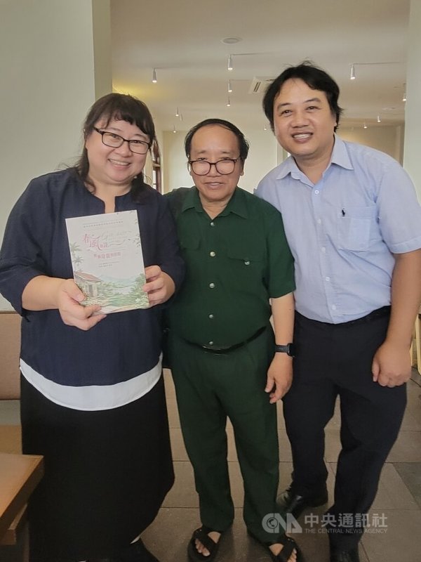 由成大教授蔣為文策劃、陳理揚（左）和呂越雄（右）翻譯的新詩集「春風如詩輕拂母親的房間」8月中於河內發表，68歲的詩人陳登科（中）本人到場，並盛讚這本越南語、台語、華語三語譯作。中央社記者曾婷瑄河內攝　115年9月6日