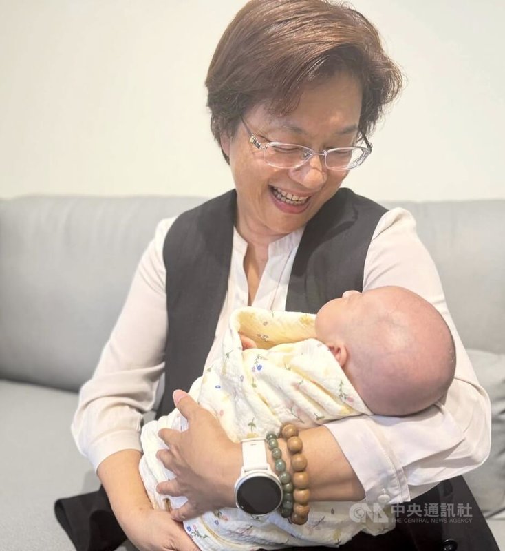 國民黨彰化縣長參選人魏平政6日舉行競總成立大會，彰化縣長王惠美（圖）缺席，並在臉書貼出抱著孫女的照片，期許彰化成為最美好宜居城市。（翻攝自王惠美臉書）中央社記者吳哲豪傳真　115年9月6日